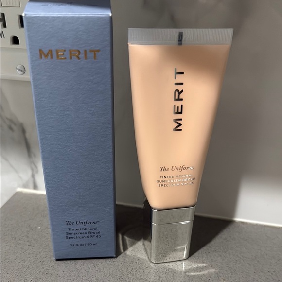 Merit the uniform tinted mineral sunscreen spf 45 shade 28 linen - Picture 1 of 3